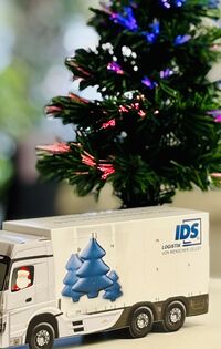 IDS Schoko-LKW und Tannenbäumchen im Hintergrund