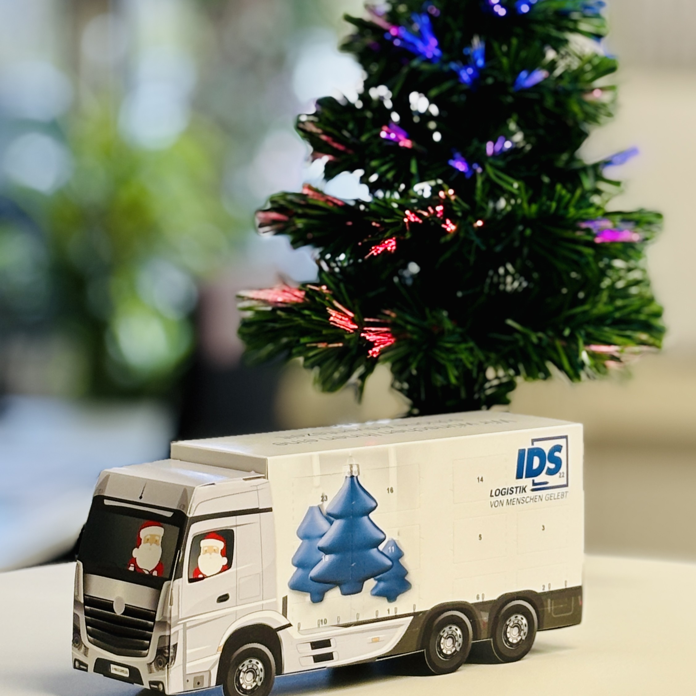 IDS Schoko-LKW und Tannenbäumchen im Hintergrund
